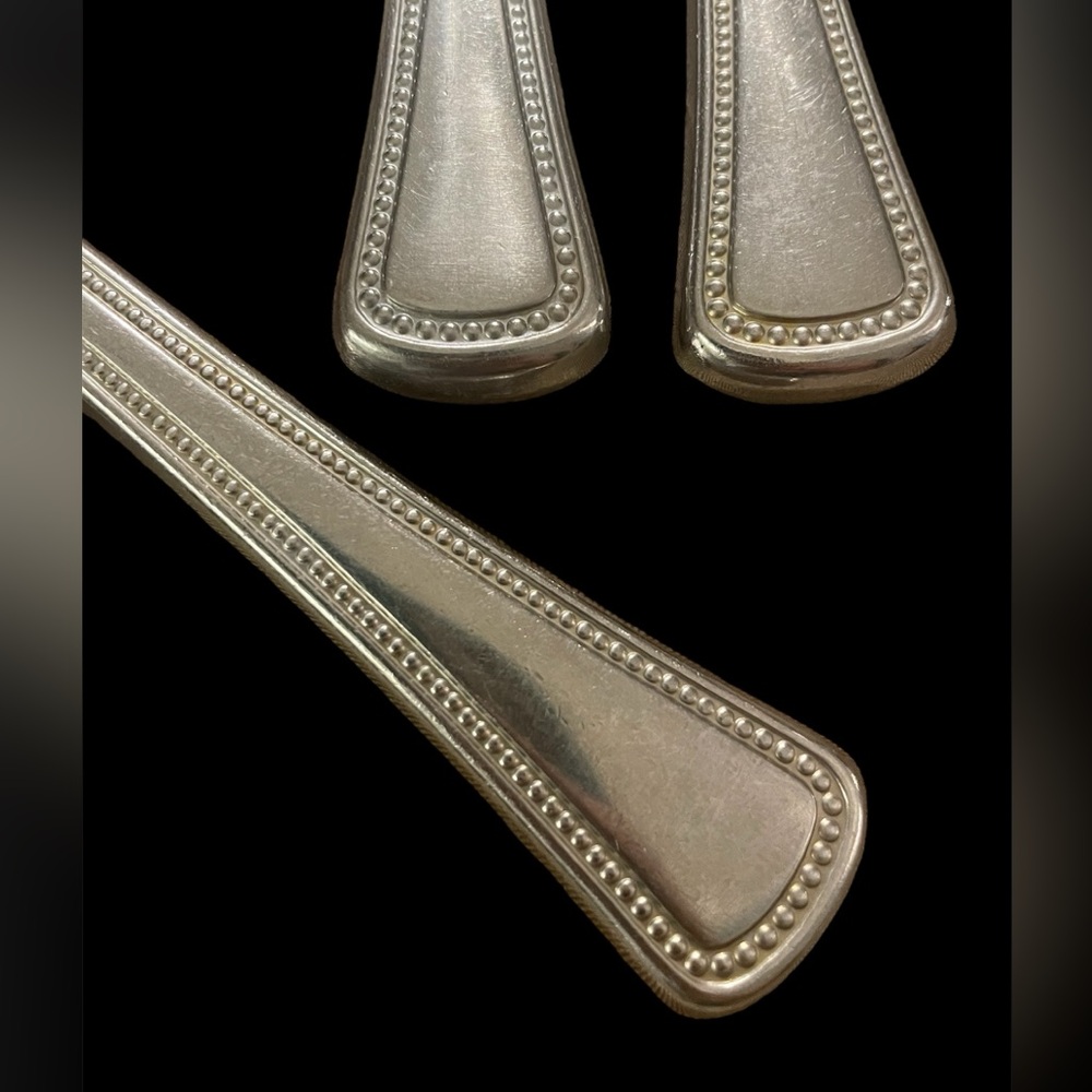 Oneida Stainless "NEEDLEPOINT" pattern (3) Dinner Knives - used -great condition